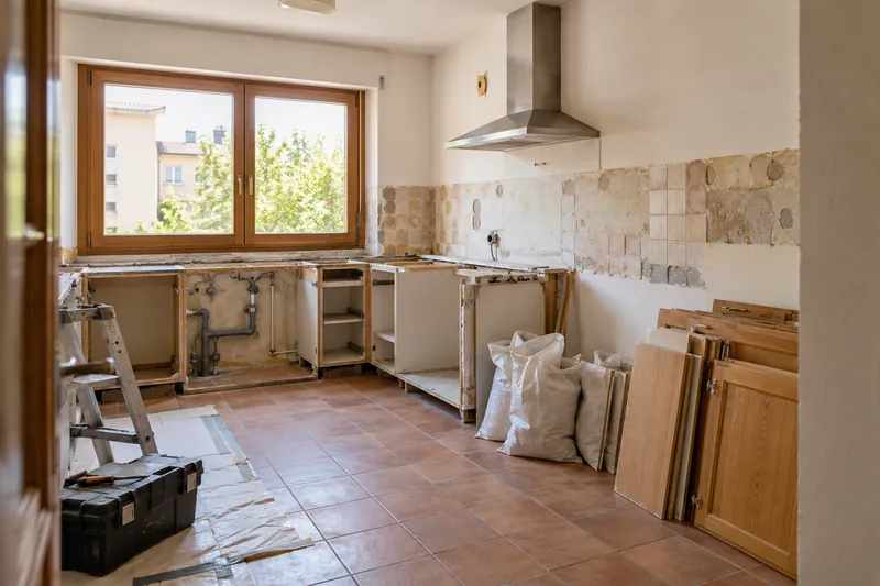 Visualización conceptual IA: Retirada de muebles y revestimientos al comienzo de una reforma de cocina.